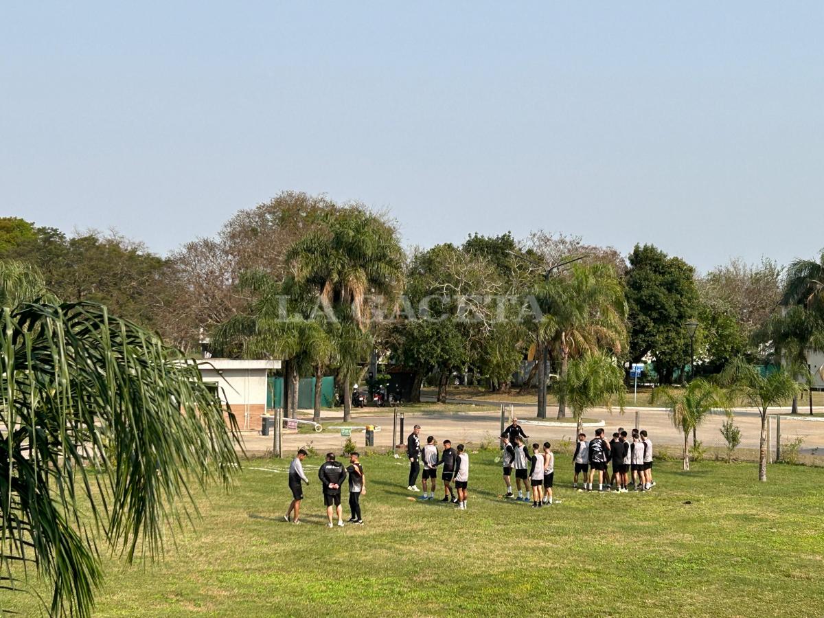 A POCOS METROS. El plantel de Chaco For Ever también tuvo su preparación en la previa.