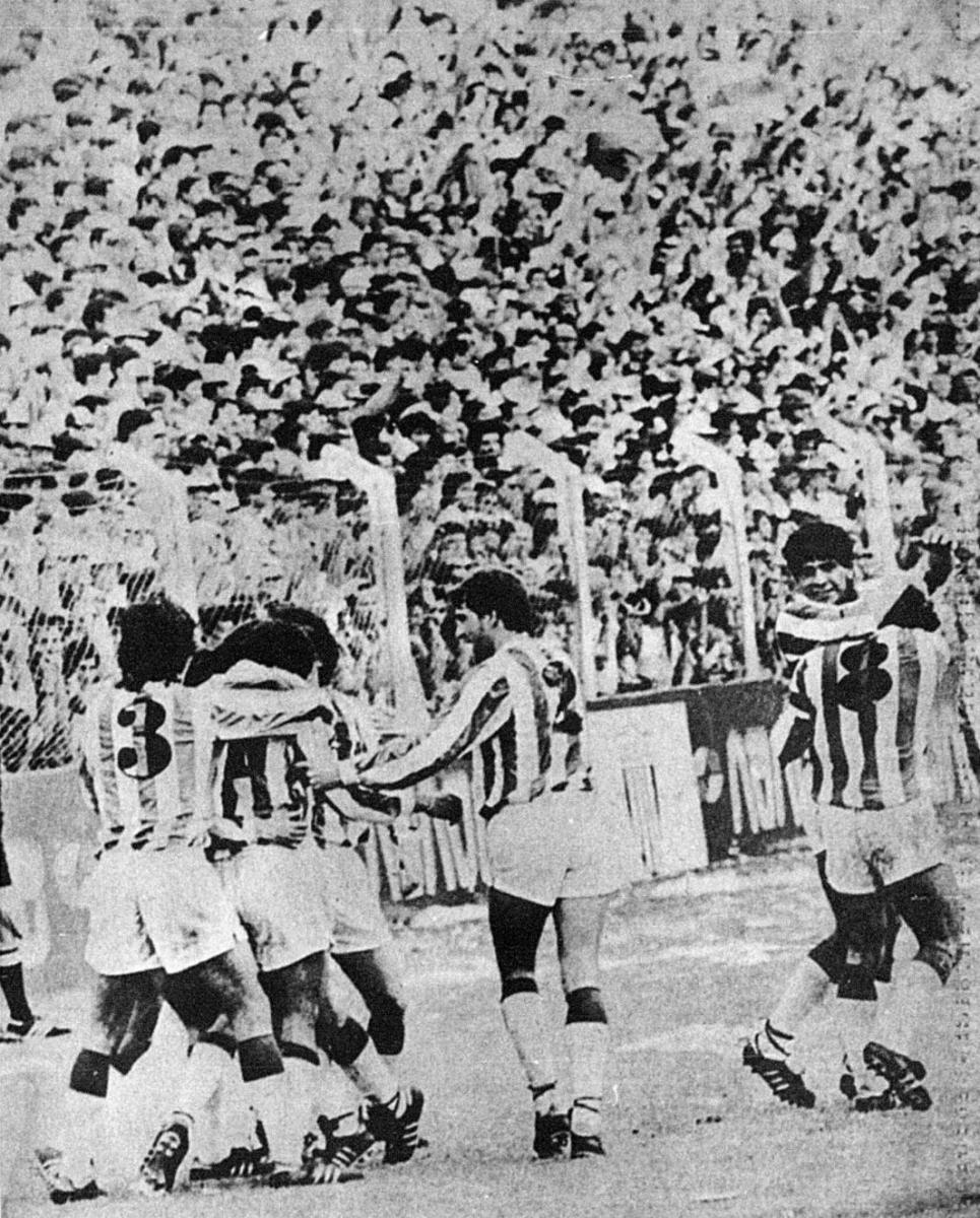 ALEGRÍA. Jorge López es abrazado por sus compañeros, tras el segundo gol de San Martín. 