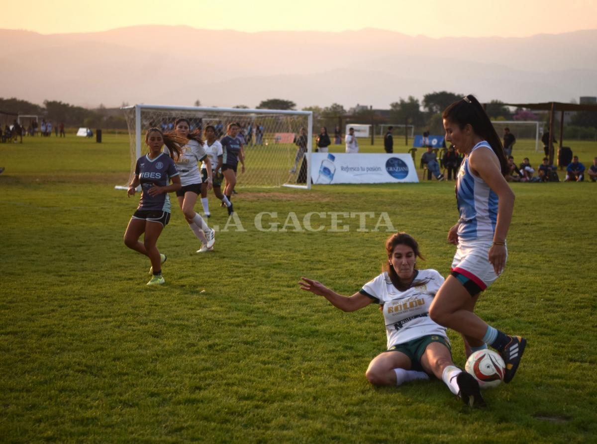 QUITE LIMPIO. El fútbol femenino es muy competitivo en Las Cañas. Foto: Inés Quinteros Orio- LA GACETA