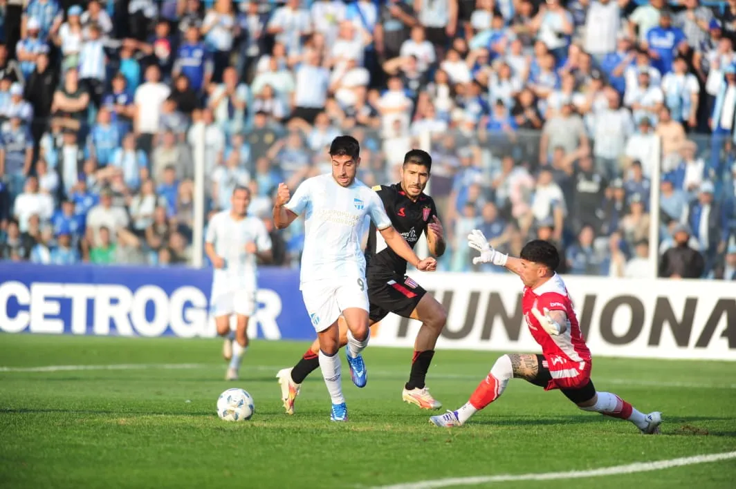 Atlético Tucumán superó 2 a 0 a Estudiantes en el Monumental