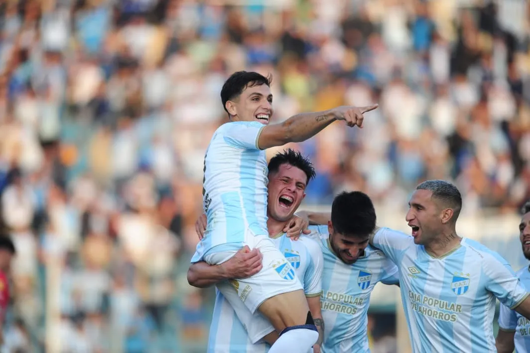 FELICIDAD. Estigarribia celebra con Coronel. Atlético Tucumán volvió a ganar y está en lo más alto de la Liga Profesional.