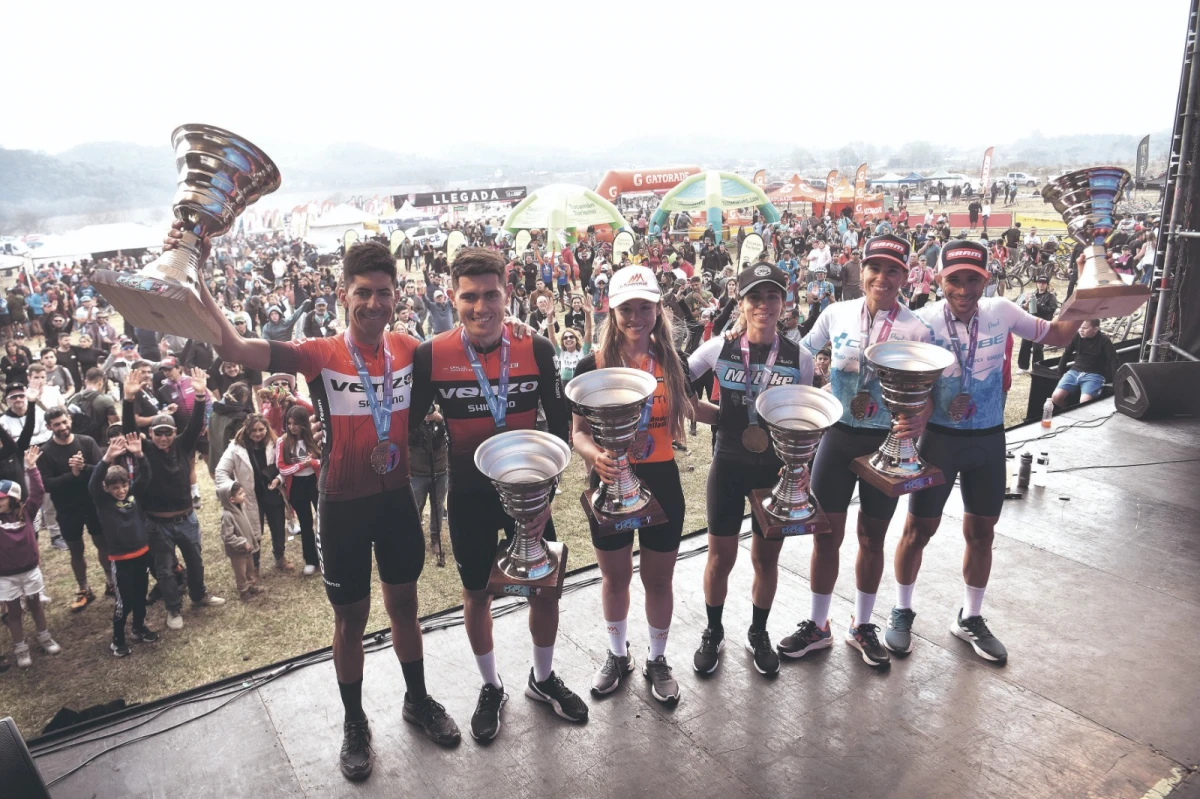 DISFRUTARON CON EL PÚBLICO. Los ganadores de las tres categorías generales posan con un gran marco de espectadores de fondo. De izquierda a derecha: Fernando Contreras, Álvaro Macías, Aldana Silman, Mariana Casadey, Agustina Apaza y César Léttoli.