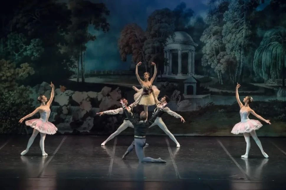 DESPLIEGUE CLÁSICO. El Buenos Aires Ballet llegará al teatro Alberdi con un doble programa con la intervención de 15 bailarines de máximo nivel.