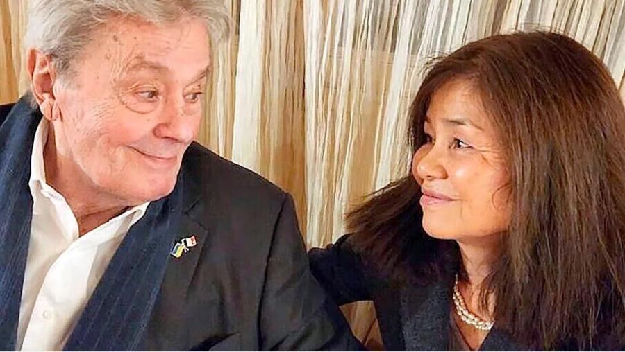 Alain Delon junto a su ex asistente Hiromi Rollin, acusada de maltratarlo