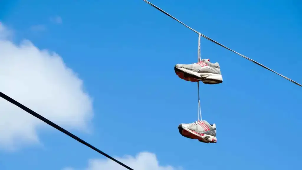 ¿Qué significan las zapatillas colgadas en los cables? La interpretación de la policía en Argentina