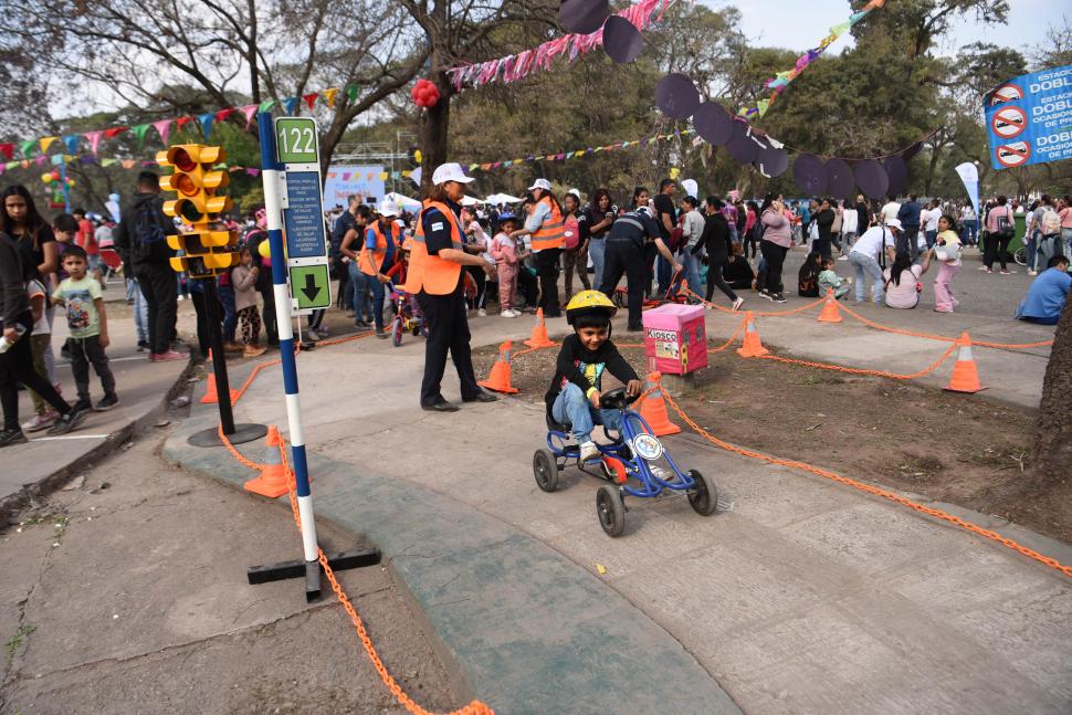 ENSEÑANZA. Los niños también pudieron aprender sobre educación vial.