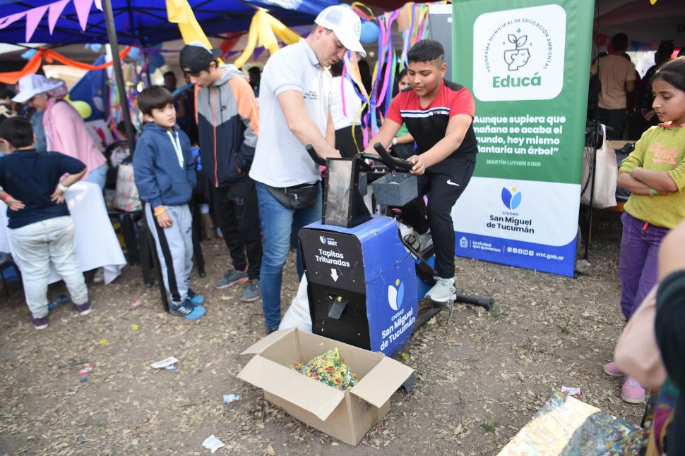 “RECICLETA”. Los niños trituraban tapitas; ese material luego se reciclará.