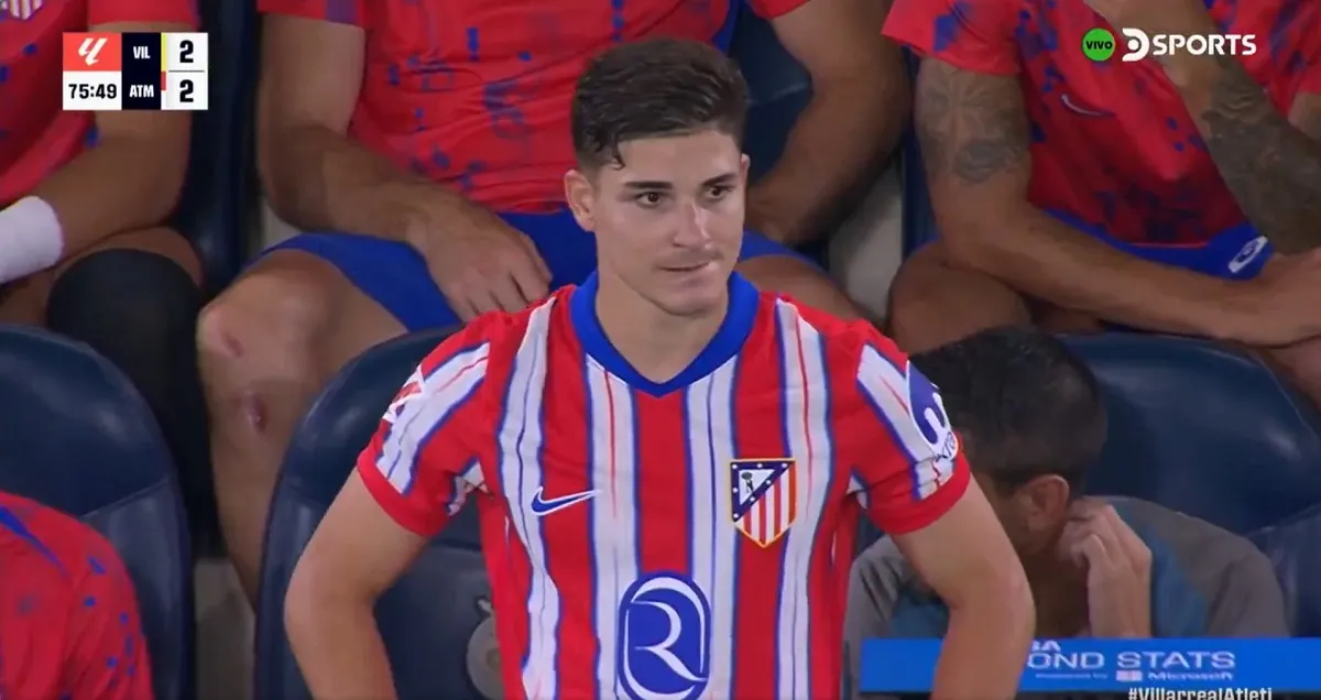 EXPECTANTE. Julián Álvarez realiza su debut con la camiseta de Atlético Madrid.