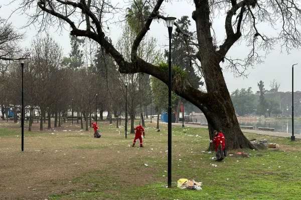 Doloroso y desmoralizante: así quedó el parque 9 de Julio tras los festejos por el Día del Niño