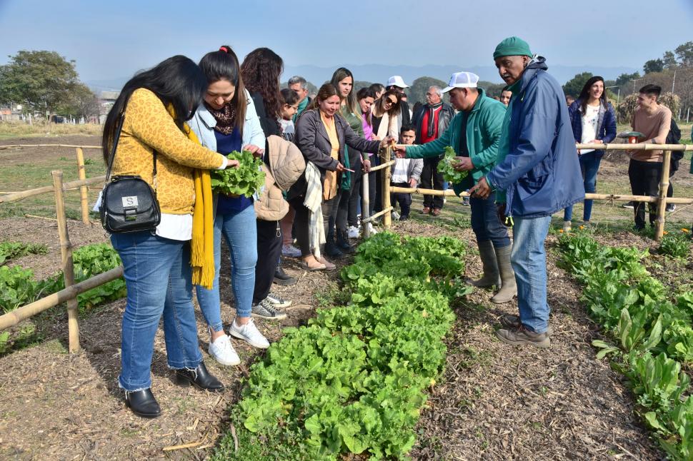 ENTREGA. Los vecinos reciben verduras producidas en la huerta.