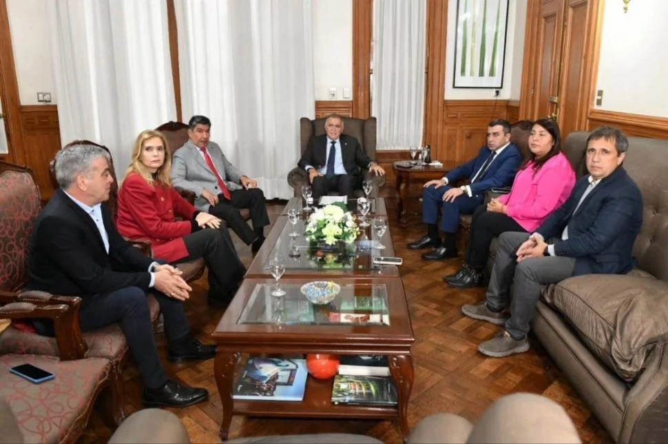 EN CASA DE GOBIERNO. Jaldo y Acevedo se reunieron ayer con los legisladores radicales Nievas, Elías de Pérez, Seleme, Romano Norri y Cano. twitter @OsvaldoJaldo