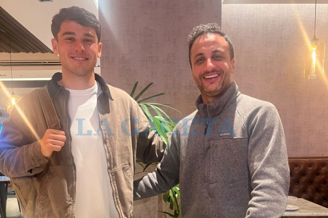 URUGUAY. Franco Nicola posó junto a su representante Federico Jaso, antes de volar a Buenos Aires.