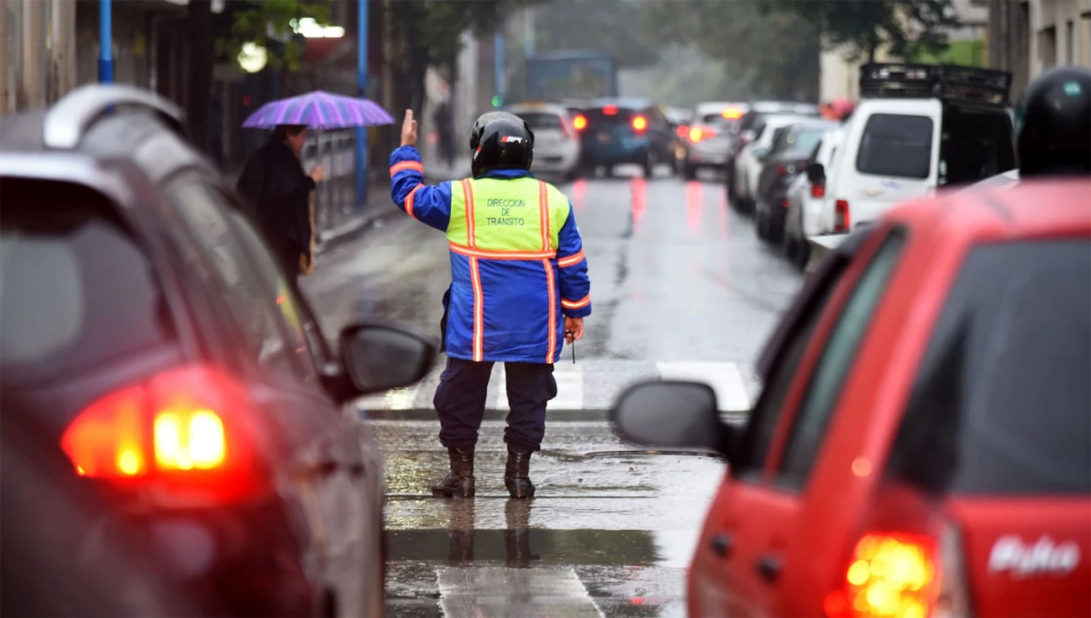 HÚMEDO. Las lloviznas cederían durante la mañana en la Capital pero no se descartan nuevas precipitaciones por tarde y la noche.