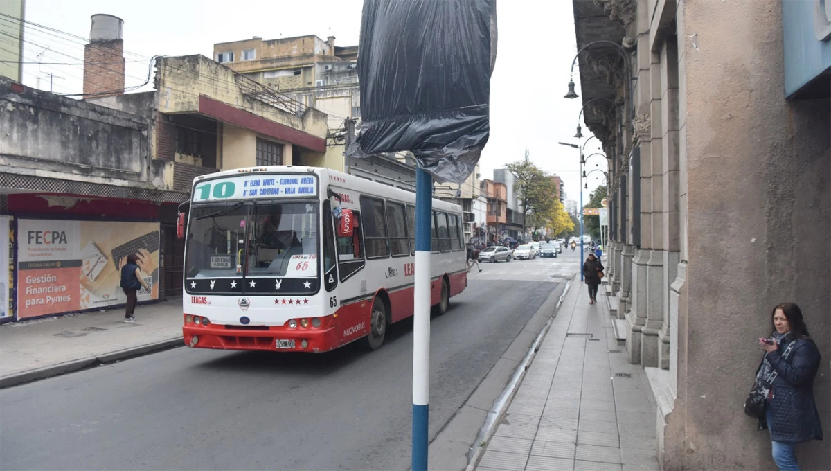 SEÑALES A DESTAPAR. El viernes será el día del nuevo sentido de las calles céntricas.