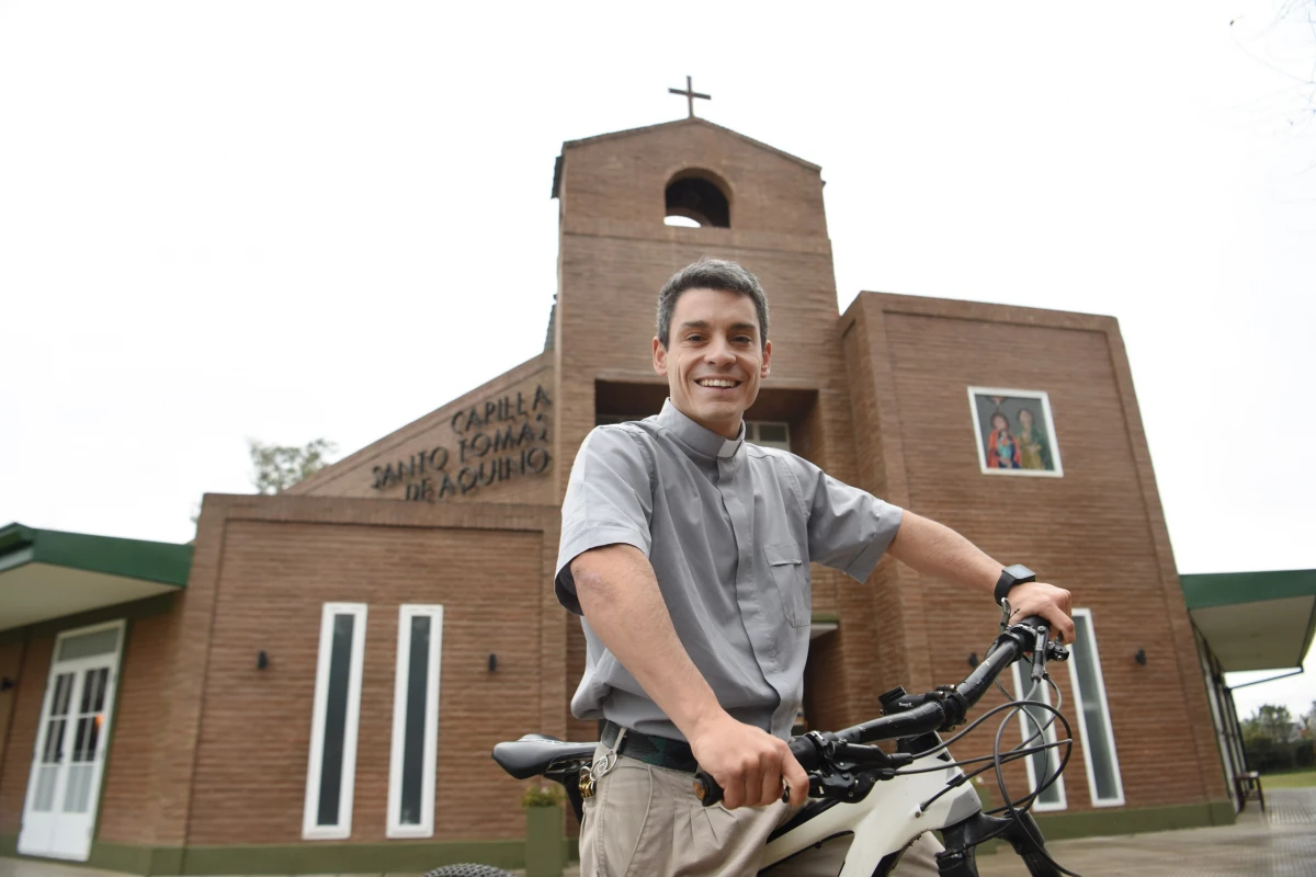 SUS DOS PASIONES. El sacerdote Tomás Larrosa posa con su bicicleta frente a la Iglesia de la comunidad Fasta.