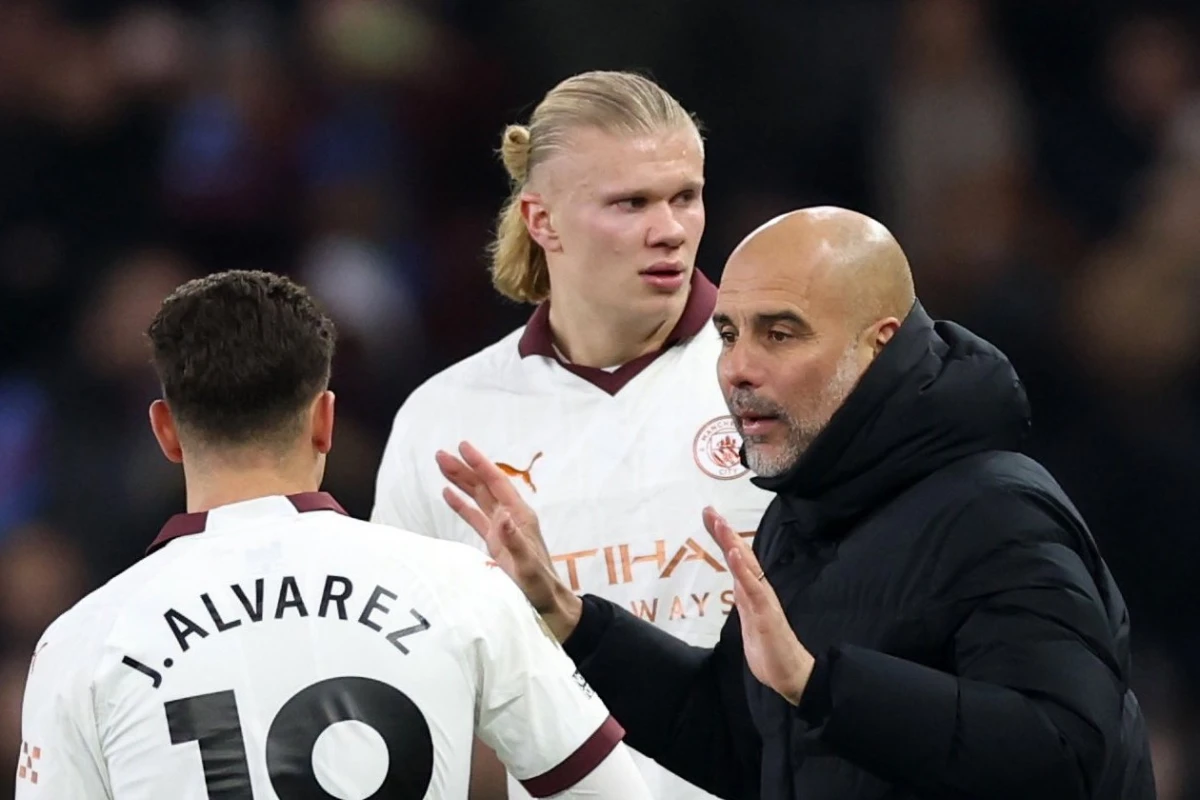 TENSA RELACIÓN. Julián Álvarez cruzo algunas palabras con Josep Guardiola, antes de su partida de Manchester City.