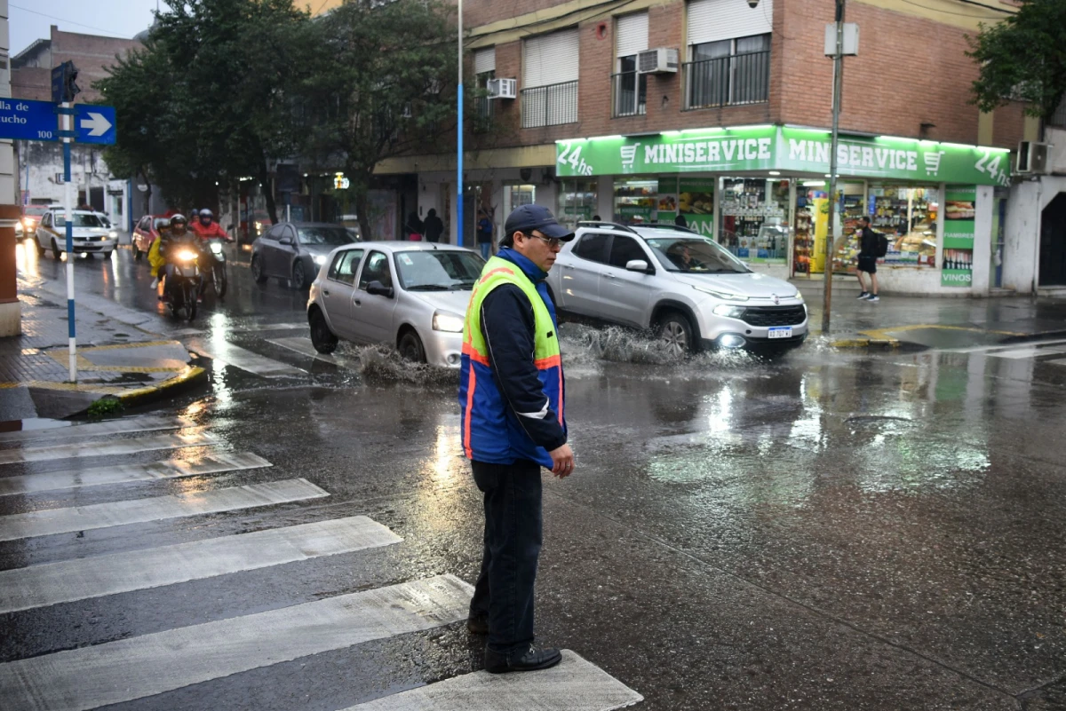 Un inspector de tránsito de la capital, en medio del agua.  LA GACETA / DIEGO ARÁOZ