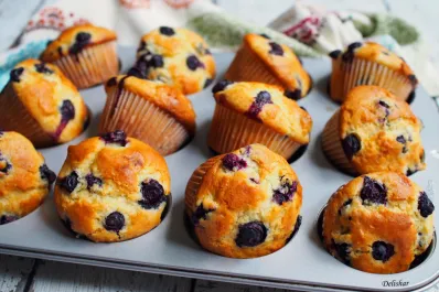 Muffins de arándanos extra húmedos y saludables con tan sólo tres ingredientes sin harinas, aceites ni azúcar