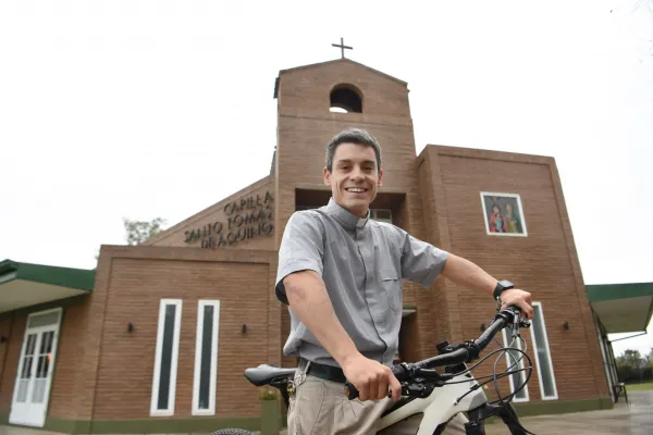 El logro del padre Tomi, el joven sacerdote que busca combinar la vida de fe con el deporte y que hizo podio en el Trasmontaña