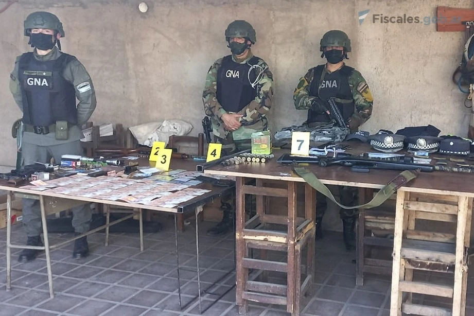 EXITOSO PROCEDIMIENTO. Gendarmes posan con las armas, el dinero, municiones y uniformes policiales secuestrados en los allanamientos.