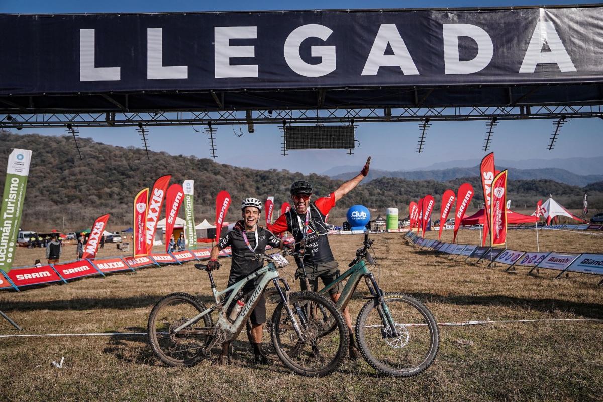 META CUMPLIDA. Larrosa y su compañero Tomás Poviña celebran su participación el Trasmontaña.