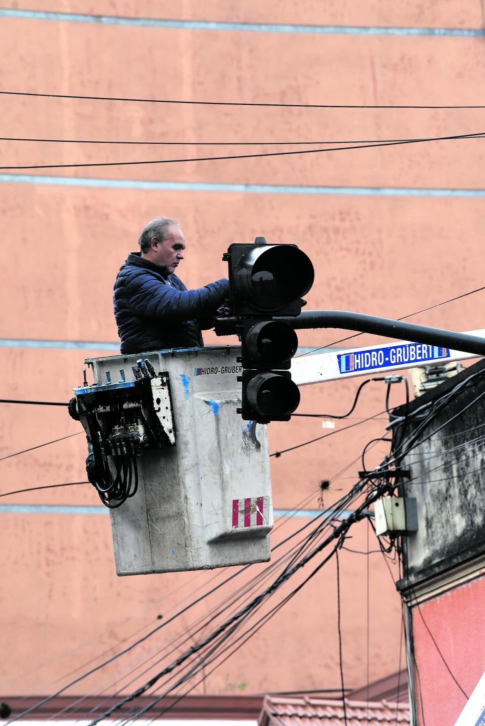 BAJO LA LLOVIZNA. Ni el mal clima detuvo los trabajos de señalización que llevan adelante desde el municipio.