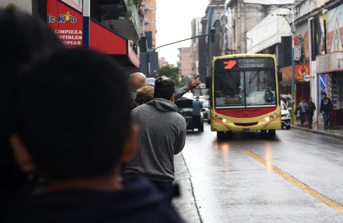 AL LÍMITE. El transporte público sufre una crisis estructural y coyuntural. LA GACETA / FOTO DE JOSÉ NUNO. 