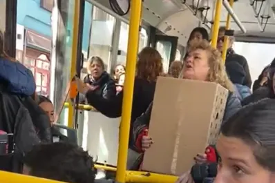 Polémica en un colectivo por una mujer que viajó con su perro: “Ojalá tus hijos se mueran”