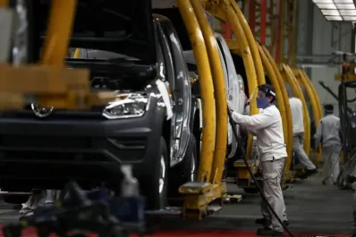 Por el derrumbe de las ventas, Volkswagen recortó 300 empleos en Argentina