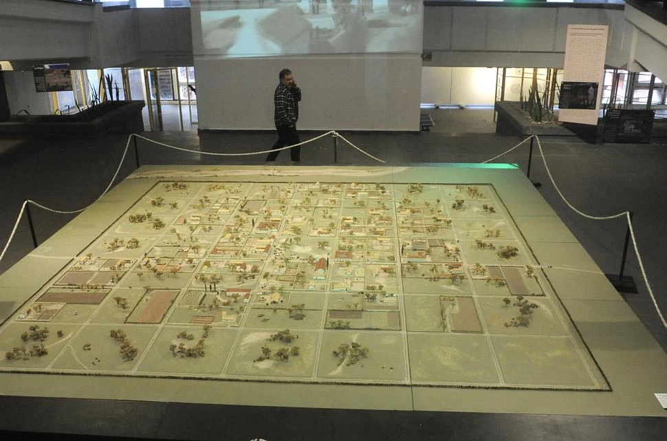 36 METROS CUADRADOS. Es la medida de la maqueta hecha en la Facultad de Arquitectura. Contiene las 49 manzanas de la antigua capital. 