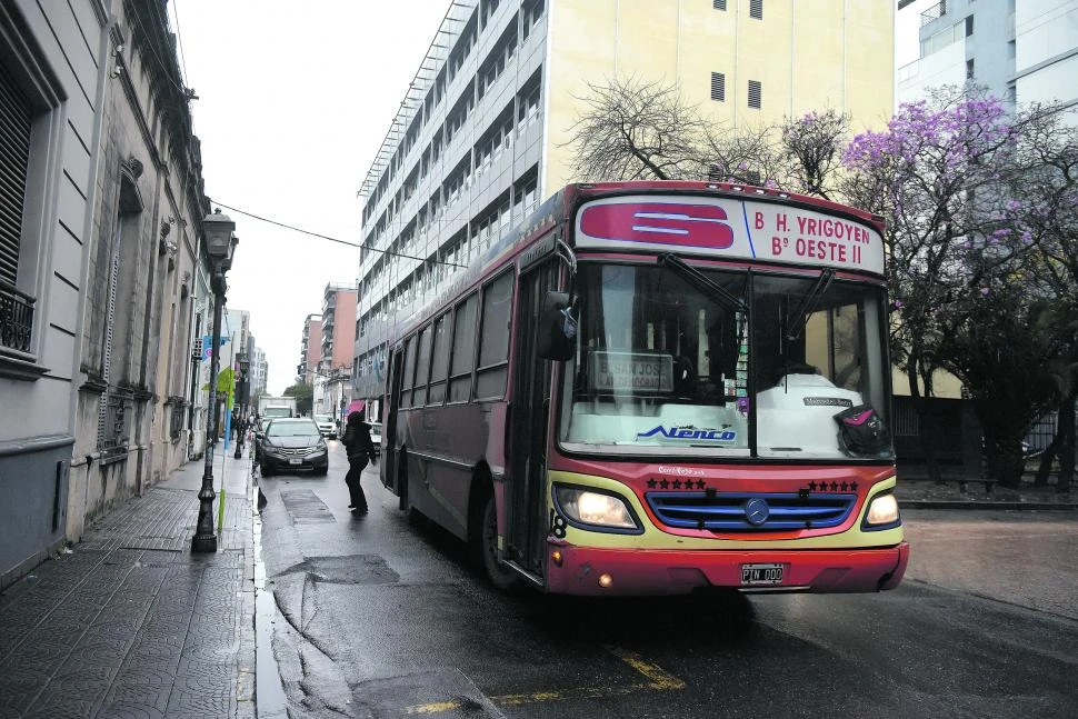 No se podrá estacionar durante las 24 horas en la calle Las Piedras: preocupación de vecinos y de comerciantes