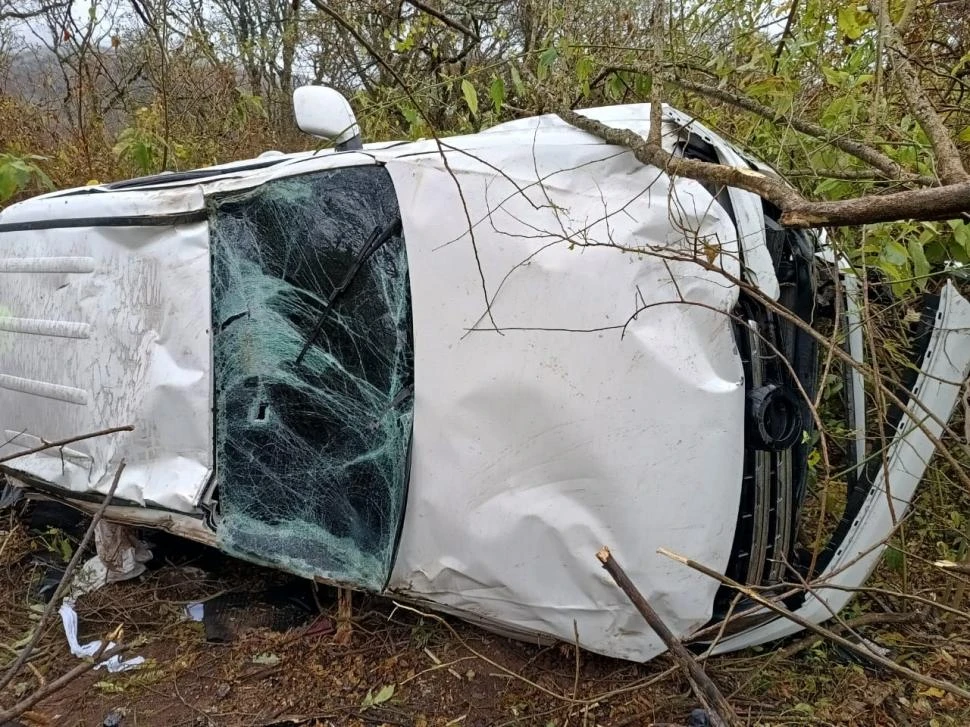 PRUEBA. La camioneta sufrió importantes daños después del percance.