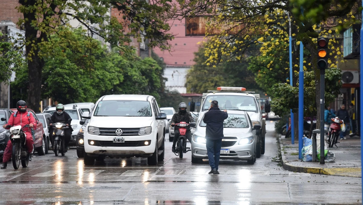 LLUVIA Y CAMBIOS. A partir de hoy los tucumanos deberán acostumbrarse al cambio de sentido de la calle San Lorenzo.