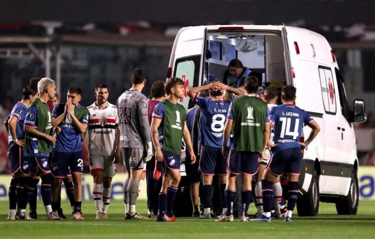 Un futbolista de Nacional sufrió una arritmia en pleno partido: ¿qué se sabe de su estado de salud?