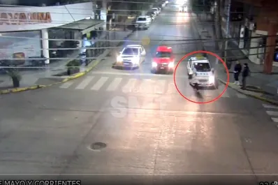 Video: un taxi chocó a una joven que cruzó en verde y se salvó de milagro