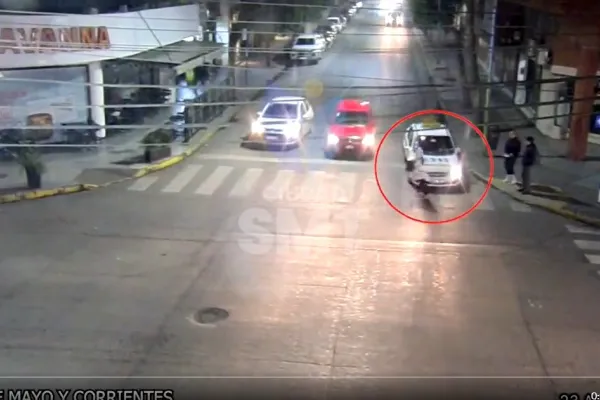 Video: un taxi chocó a una joven que cruzó en verde y se salvó de milagro