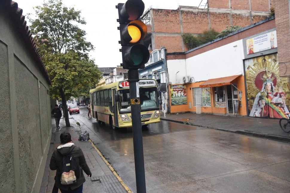 EN AMARILLO. Los semáforos destellarán en este color por unos días tras los cambios.