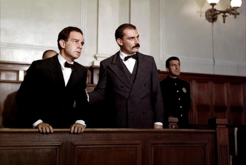 EN EL CINE. Ricardo Cucciolla (como Sacco ganó un premio en el Festival de Cannes) y Gian Maria Volonté (Vanzetti) en una escena del juicio.