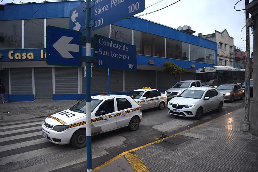 MÁS TRÁNSITO QUE LO HABITUAL. El tráfico se intensificó en calle San Lorenzo, que cambió de sentido y ahora circula desde el oeste hacia el este.