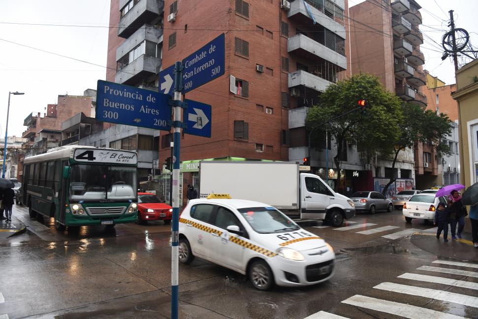 DISTRAÍDOS. Algunos conductores se confundieron y olvidaron que las calles habían cambiado.