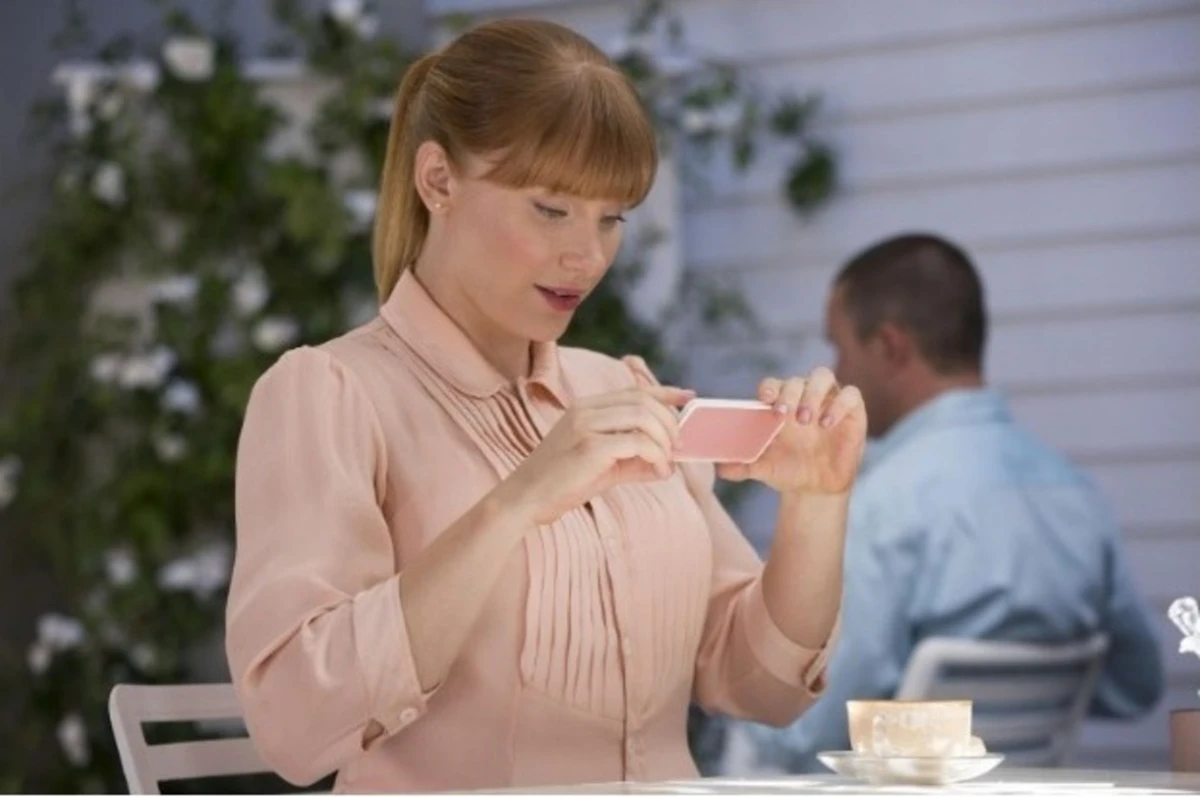 Lacie busca la foto perfecta de su café. “Nosedive” en Black Mirror de Netflix