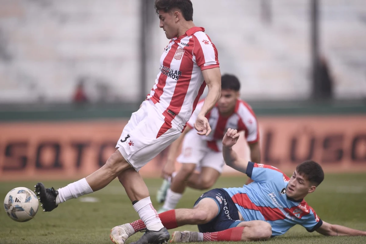 MALA FORTUNA. Diego Mastrángelo marcó en propia puerta para San Martín de Tucumán.