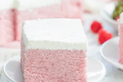 Torta nube de frutilla con tan solo tres ingredientes: una receta sin harinas ni azúcar