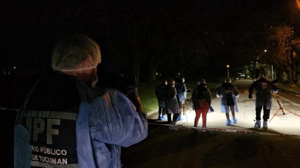 EN PLENA TAREA. Los peritos del ECIF buscan evidencias en el lugar donde fueron asesinados a balazos padre e hijo por defender a unos conocidos.