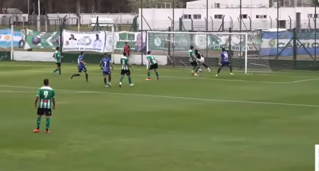 ¿Entró la pelota? El polémico gol de un ex San Martín de Tucumán en el Federal A