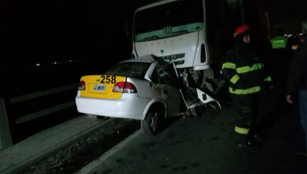 EN LA RUTA 38. Un taxi y un cambión chocaron de frente a la altura del puente del rio Seco.