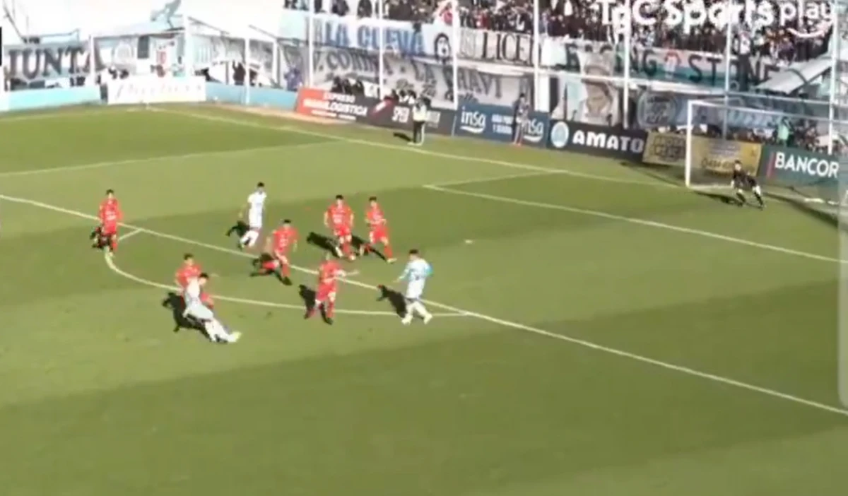 Video: mirá el golazo de un ex San Martín de Tucumán para ser goleador de la Primera Nacional