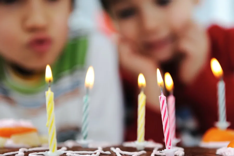 La vela encendida en la torta de cumpleaños tiene un significado especial