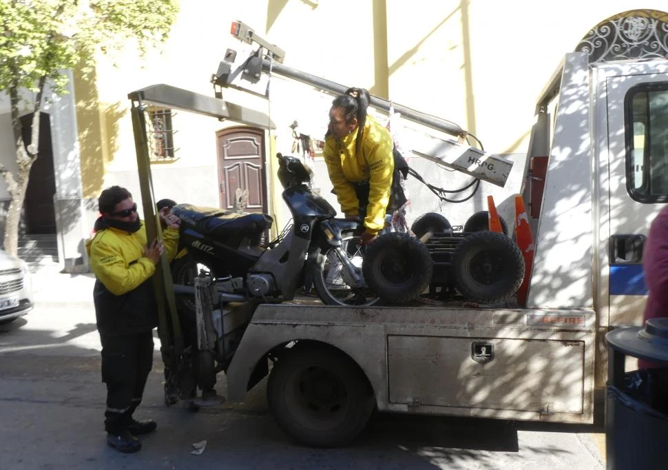 ACTIVIDAD CONSTANTE. Por mes se estima que se secuestran unas 70 unidades, que van a abarrotar los patios de las seccionales. la gaceta / fotos de osvaldo ripoll