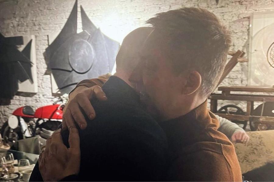 El afectuoso abrazo entre Adrián Suar y John Travolta